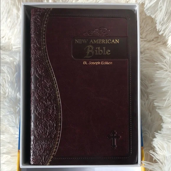 Elegant maroon Leather Bible - Picture 6 of 9